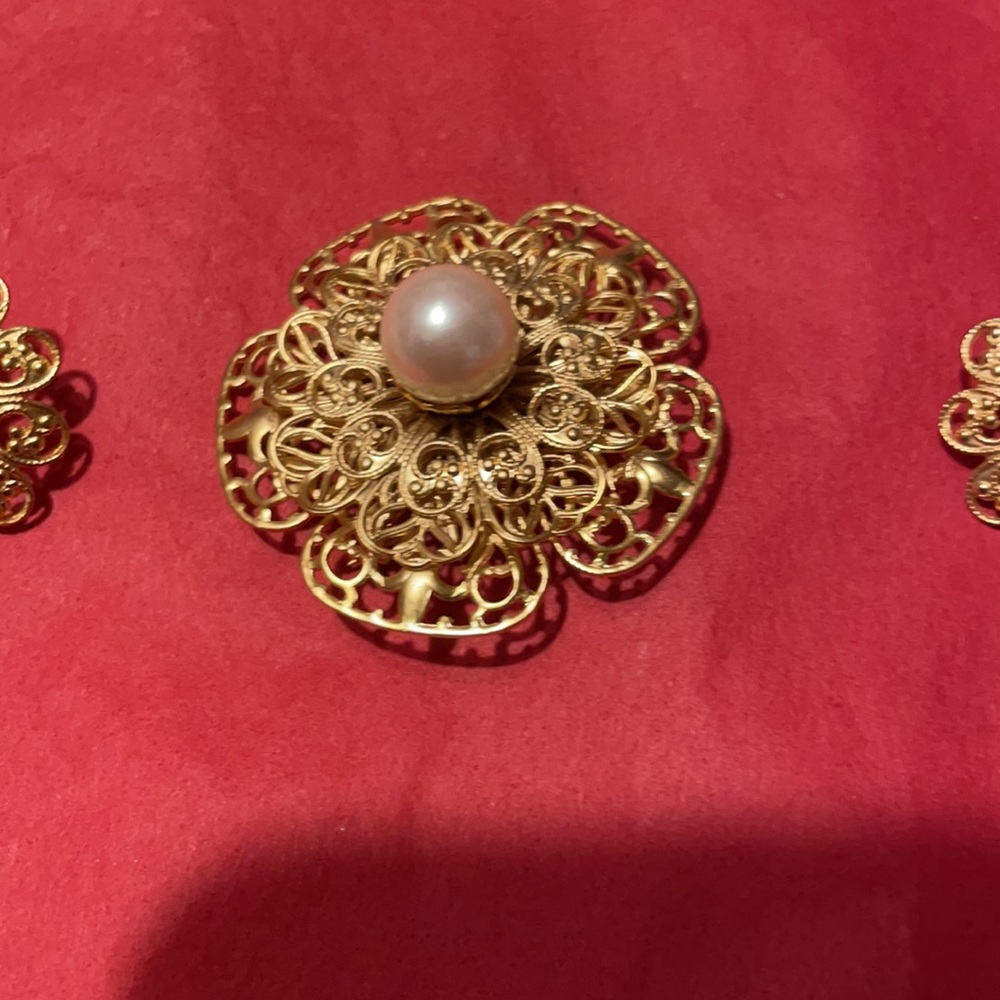 VINTAGE BROOCH AND MATCHING EARRINGS